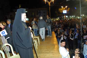 «Μήνυμα» του μητροπολίτη Πάφου με αποδέκτες τους εκπροσώπους των ελληνικών κομμάτων