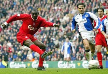 Χαίρεται για το ευρύ της σκορ η Λίβερπουλ, και για την ισοπαλία της «Βίλα»