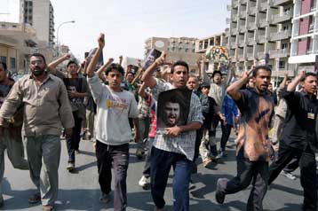 Εκτός νόμου κήρυξε σιίτη ηγέτη ο Π.Μπρέμερ, έπειτα από πολύνεκρες συγκρούσεις στο Ιράκ