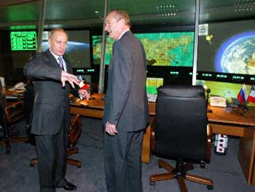 Ο Ζακ Σιράκ πρώτος δυτικός που επισκέπεται το ρωσικό διαστημικό κέντρο Τίτοφ