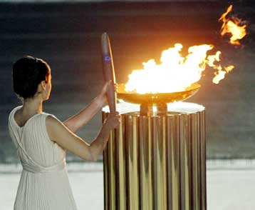 Μίνι αντιπαράθεση «Αθήνα 2004» – ΕΟΕ για το σβήσιμο της Ολυμπιακής δάδας