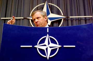 Στη Μόσχα ο Γιαπ ντε Χοπ Σέφερ μετά τη διεύρυνση του ΝΑΤΟ προς Ανατολάς