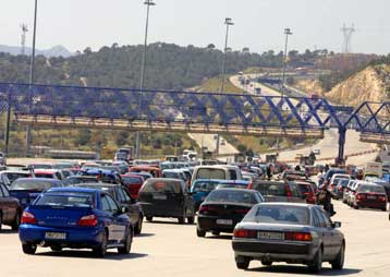 Μαζική η πασχαλινή έξοδος από την Αθήνα, με καλό καιρό