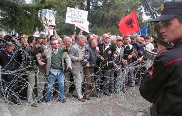 Επεισόδια έξω από την αλβανική Βουλή μετά την απόρριψη ψηφίσματος περί Τσαμουριάς