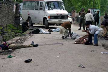 Οκτώ νεκροί και δεκάδες τραυματίες από έκρηξη βόμβας στο ινδικό Κασμίρ