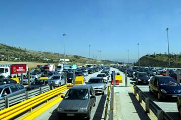 Κατά χιλιάδες εγκαταλείπουν την Αθήνα οι εκδρομείς του Πάσχα