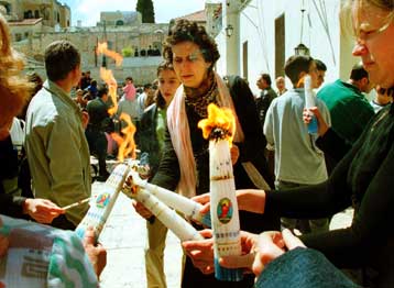 Χιλιάδες πιστοί στα Ιεροσόλυμα για την τελετή της αφής του Αγιού Φωτός