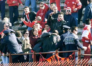 Συλλήψεις οπαδών και αιφνιδιαστική έφοδος της ΕΛ.ΑΣ. σε «ερυθρόλευκους» συνδέσμους