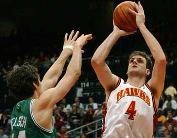 Νίκη της Ατλάντα κόντρα στους Χοκς 110-99 με «ιστορικό» ρεκόρ από τον Μπομπ Σούρα