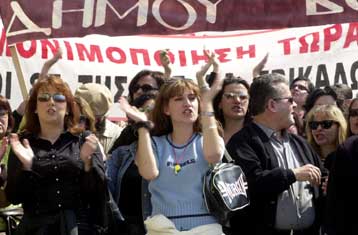 Νομοθετική ρύθμιση για τη μονιμοποίησή τους ζητούν από την κυβέρνηση οι συμβασιούχοι