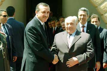 Με παραίτηση απειλεί ο Ντενκτάς σε περίπτωση τουρκοκυπριακού «ναι» στο δημοψήφισμα