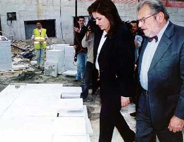 Τα έργα ανάπλασης στην πλατεία Συντάγματος επισκέφθηκε η Ντόρα Μπακογιάννη