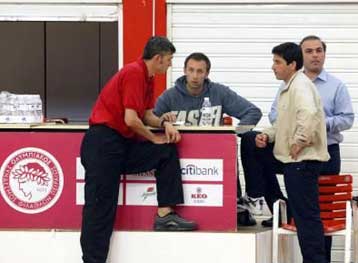 Ο Κόκκαλης παρουσίασε τον Τόμιτς στους παίκτες του Ολυμπιακού