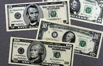 Συρρικνώθηκε το εμπορικό έλλειμμα των ΗΠΑ το Φεβρουάριο – Αύξηση 0,5% του πληθωρισμού