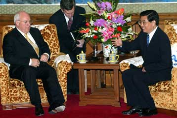 Πιέσεις Τσένι προς Πεκίνο για τη διακοπή του πυρηνικού προγράμματος της Β.Κορέας