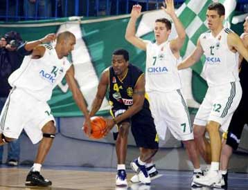 Ο Παναθηναϊκός νίκησε τον Αρη 77-75 και πλησίασε στον βαθμό το Μαρούσι