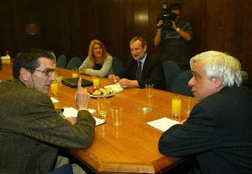 Απομακρύνεται το ενδεχόμενο κινητοποιήσεων των συμβασιούχων του Δημοσίου