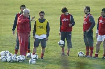 Σε αναμονή της ανοιχτής προπόνησης οι «ερυθρόλευκοι», αμφίβολος ο Χούτος