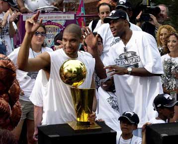 Στην αφετηρία οι 16 «μονομάχοι» – Πρεμιέρα το Σάββατο για τα πλέι οφ του ΝΒΑ