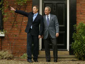 Επίδειξη ενότητας στο θέμα του Ιράκ από Μπους και Μπλερ στη συνάντηση της Παρασκευής