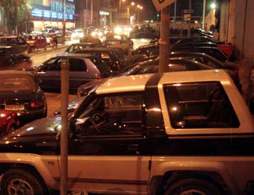 Λύση στο θέμα των χώρων στάθμευσης έξω από κέντρα διασκέδασης αναζητά η κυβέρνηση