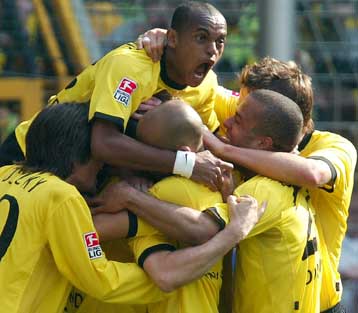 Η Ντόρτμουντ νίκησε 2-0 την Μπάγερν, την οποία καταδιώκει η Στουτγκάρδη