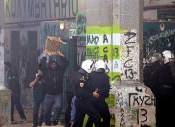 Οκτώ αστυνομικοί και ένας «πράσινος» οπαδός τραυματίες στα επεισόδια της Λεωφόρου