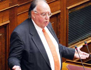 Αδέξιους και αντιφατικούς χειρισμούς στην οικονομία προσάπτει στην κυβέρνηση το ΠΑΣΟΚ