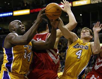 Λέικερς και Σπερς δεν άφησαν περιθώριο αντίδρασης στους αντιπάλους τους