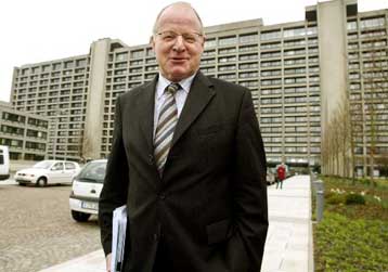 O Αξελ Βέμπερ «εκλεκτός» της κυβέρνησης Σρέντερ για την προεδρία της Bundesbank