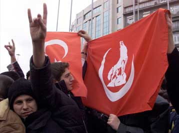 Με ρόπαλα οι «Γκρίζοι Λύκοι» προσπαθούν να επιβάλουν το «όχι» στα κατεχόμενα