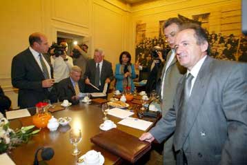 Βήμα προσέγγισης στη συνάντηση ΓΣΕΕ – εργοδοτών για τις αυξήσεις του 2004