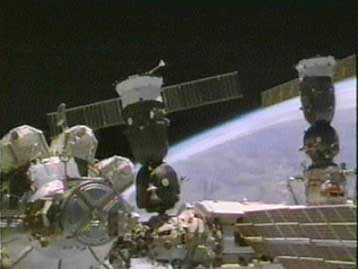 Ρωσικό σκάφος Soyuz παρέδωσε στον Διεθνή Διαστημικό Σταθμό το νέο πλήρωμά του