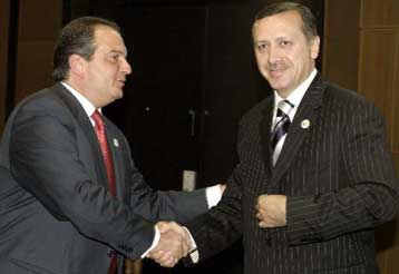 Τη βούλησή τους για βελτίωση των διμερών σχέσεων επιβεβαίωσαν Καραμανλής-Ερντογάν