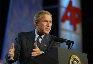 Η ανάπτυξη πυρηνικών όπλων στο Ιράν δεν θα είναι ανεκτή, προειδοποιεί ο Μπους