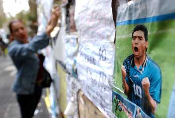 Χωρίς μηχανική υποστήριξη αναπνέει από την Παρασκευή ο Ντιέγκο Μαραντόνα