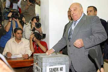 Διχασμένοι οι Τουρκοκύπριοι πολιτικοί, με τον Ντενκτάς να ανακαλεί τα περί παραίτησης