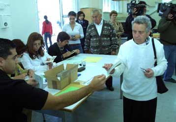 Ισχυρό «όχι» Ελληνοκυπρίων στο σχέδιο Ανάν με ποσοστό άνω του 70% δείχνουν τα exit poll