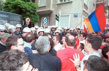 Ένταση στην πορεία των Αρμενίων στη Θεσσαλονίκη για τη γενοκτονία του 1915