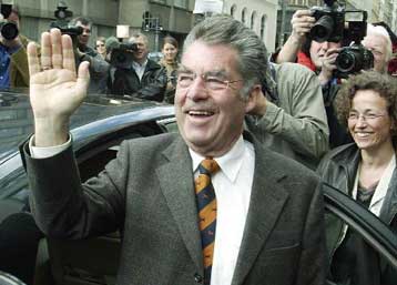 Ο Σοσιαλδημοκράτης Χάιντς Φίσερ νικητής των προεδρικών εκλογών στην Αυστρία