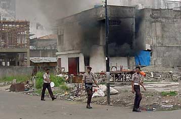 Δέκα νεκροί σε σκληρές οδομαχίες μεταξύ χριστιανών και μουσουλμάνων στην Ινδονησία