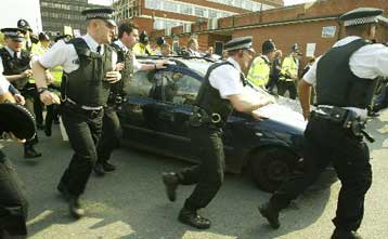 «Θερμή» υποδοχή επιφύλαξαν στον Ζαν-Μαρί Λεπέν διαδηλωτές στο Μάντσεστερ