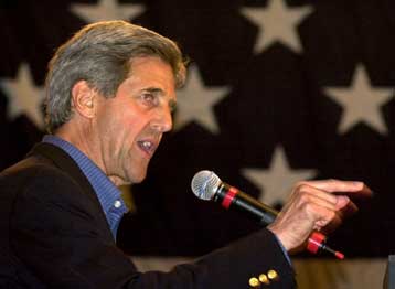 Βολές Κέρι κατά Μπους για την παγκόσμια απομόνωση των ΗΠΑ