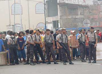 Στους 22 οι νεκροί από τις θρησκευτικές συγκρούσεις στην Ινδονησία