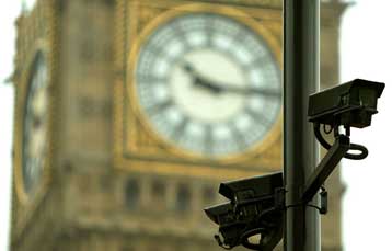 Τουλάχιστον τέσσερα εκατομμύρια κάμερες παρακολουθούν τα πάντα στη Βρετανία