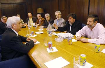 Το τρίμηνο όριο μεταξύ συμβάσεων εξαιρεί ομάδες συμβασιούχων από τη μονιμοποίηση