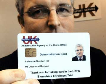 Ταυτότητες με βιομετρικά δεδομένα σχεδιάζει να εισάγει η Βρετανία