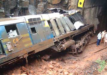 Τουλάχιστον 15 μαθητές νεκροί από σύγκρουση λεωφορείου με τρένο στην Ινδία