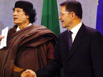 Ιστορική όσο και επεισοδιακή η πρώτη χειραψία Καντάφι – Πρόντι στην έδρα της ΕΕ