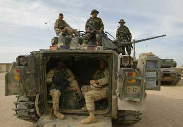 Με το δάχτυλο στη σκανδάλη στη Νατζάφ –  Αγωνία για τους Ιταλούς ομήρους